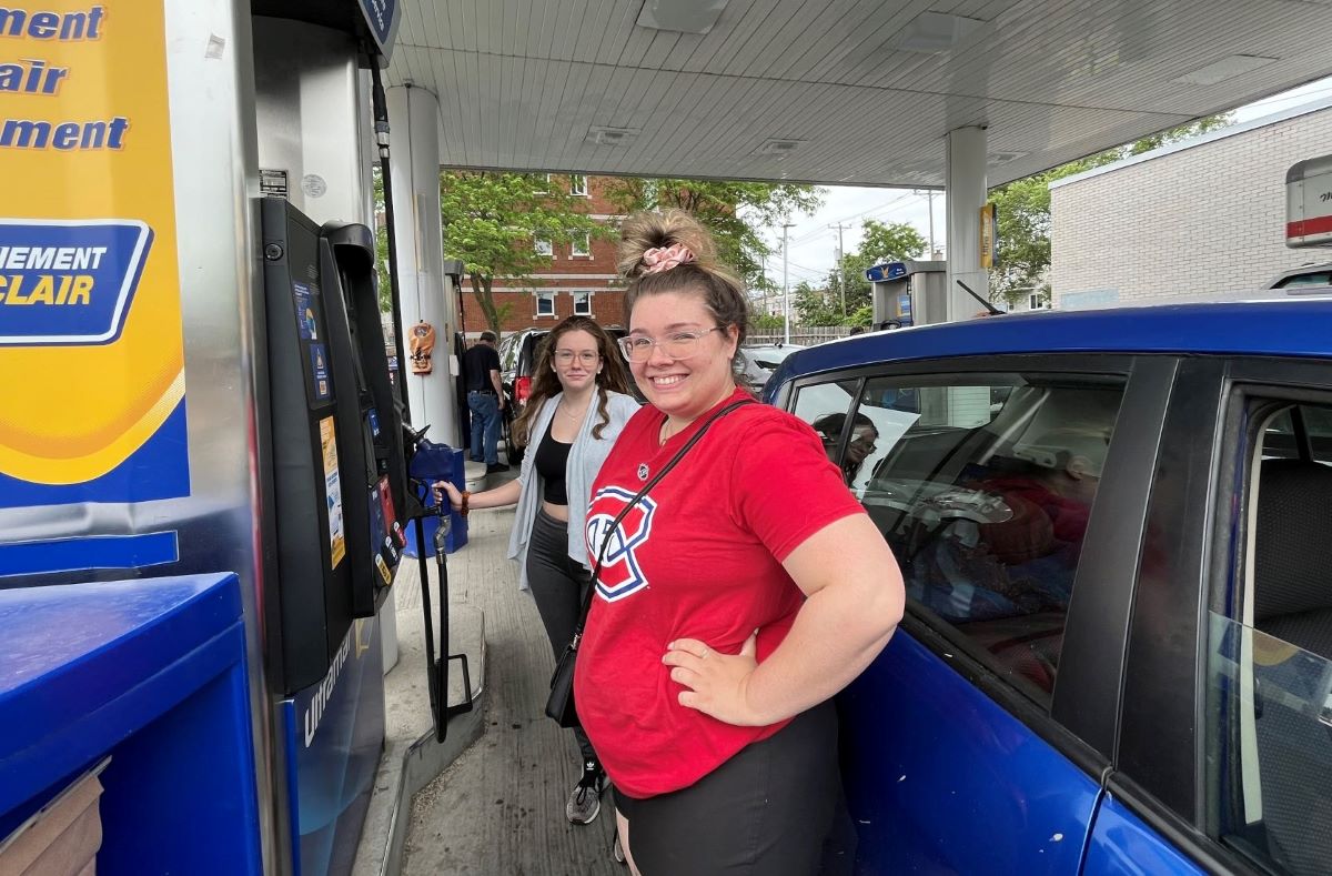 Des automobiliste dans une station-service de LaSalle.
