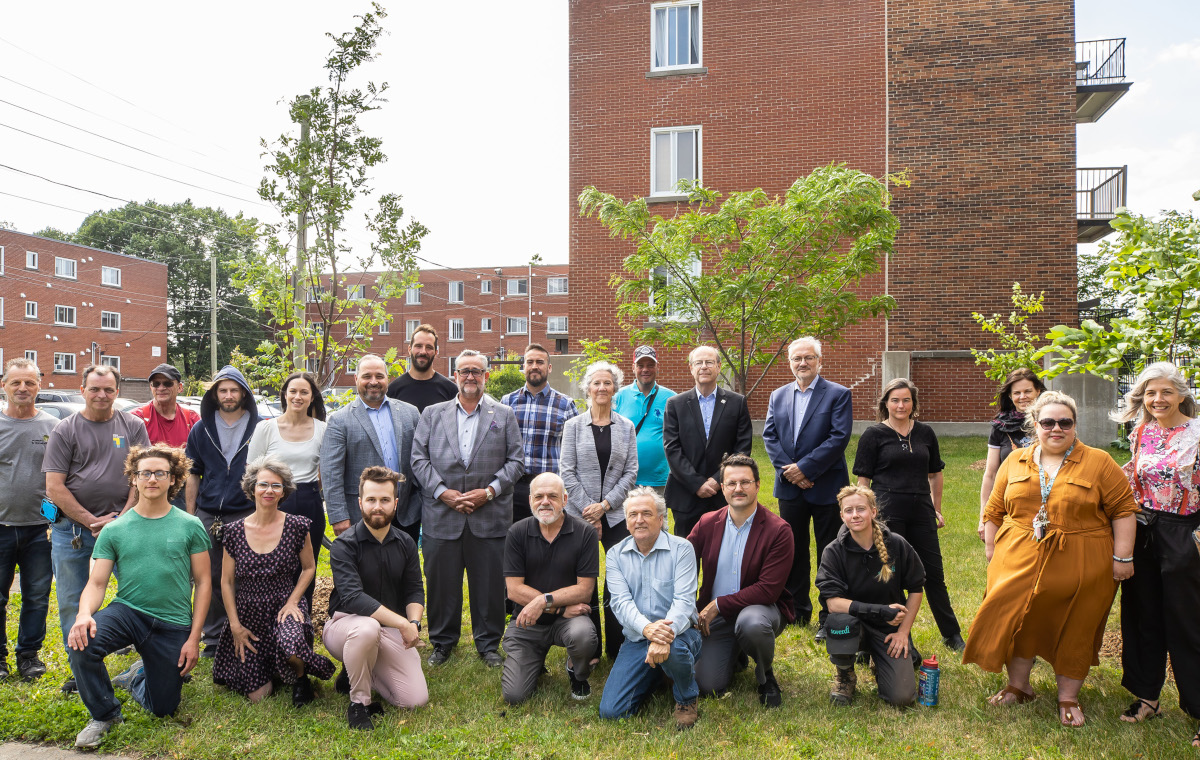 Des élus locaux et représentants de Bâtir son quartier, de gérer son quartier, de la FTQ, de Desjardins, de la Fondation Lucie et André Chagnon, et d’organismes locaux étaient présents hier à l’anniversaire de l’entreprise de logements communautaires de Mercier-Ouest.