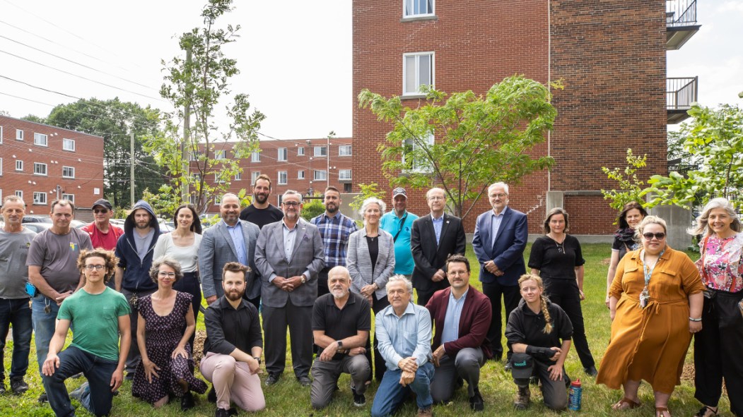 Des élus locaux et représentants de Bâtir son quartier, de gérer son quartier, de la FTQ, de Desjardins, de la Fondation Lucie et André Chagnon, et d’organismes locaux étaient présents hier à l’anniversaire de l’entreprise de logements communautaires de Mercier-Ouest.