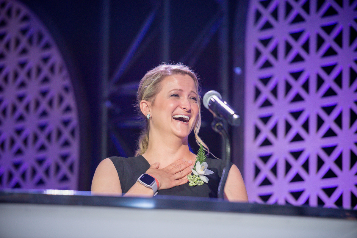 Audrey Chouinard, conseillère en soins spécialisée en oncologie du Centre hospitalier de l’Université de Montréal (CHUM), recevant son prix lors de la 19e Soirée Florence.