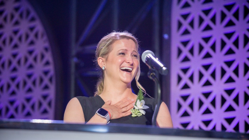 Audrey Chouinard, conseillère en soins spécialisée en oncologie du Centre hospitalier de l’Université de Montréal (CHUM), recevant son prix lors de la 19e Soirée Florence.