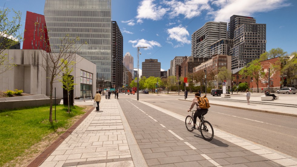 Une cycliste à Montréal.