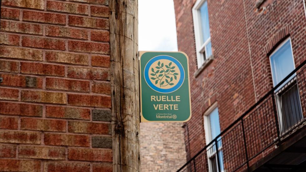 Un panneau indiquant une ruelle verte.