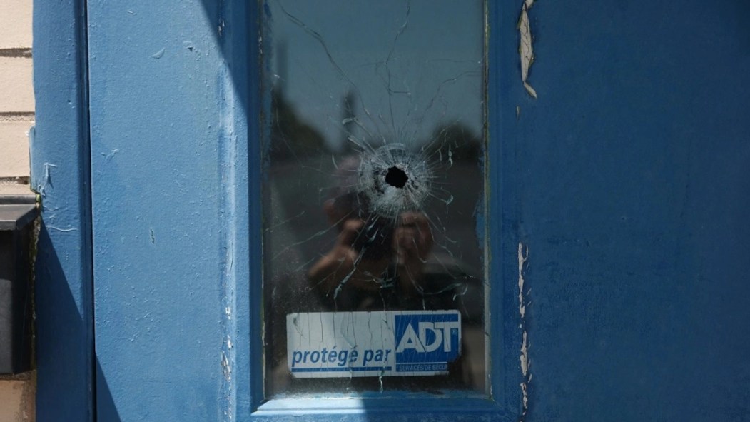 Un impact de balle sur une porte de garderie.