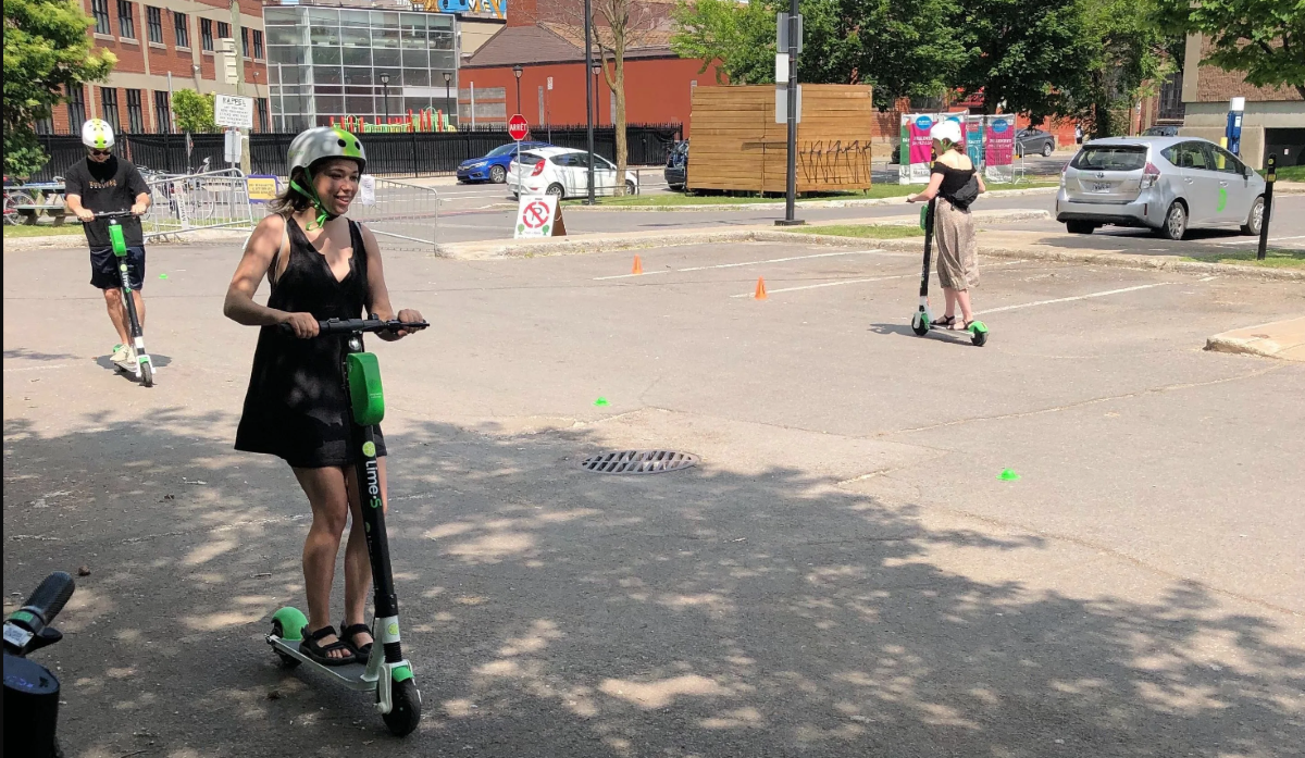 Des utilisatrices des trottinette électriques Lime.