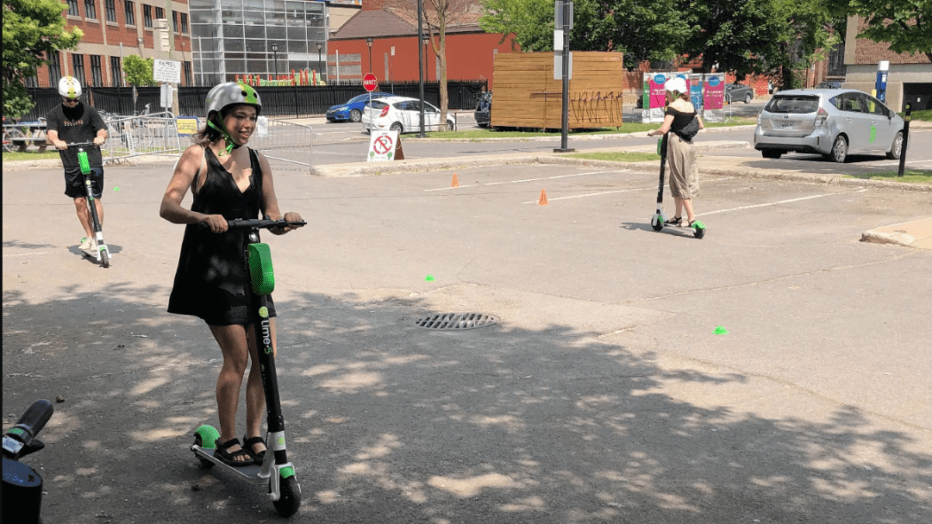 Des utilisatrices des trottinette électriques Lime.