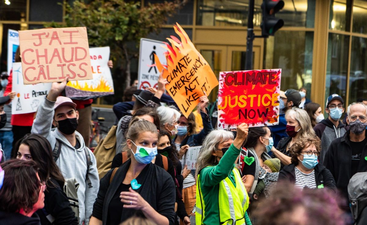 Des manifestant pour l'environement, en septembre 2021, rassemblés devant les bureaux de TVA pendant le débat des chefs.