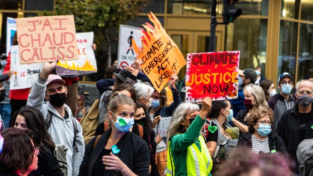 Des manifestant pour l'environement, en septembre 2021, rassemblés devant les bureaux de TVA pendant le débat des chefs.