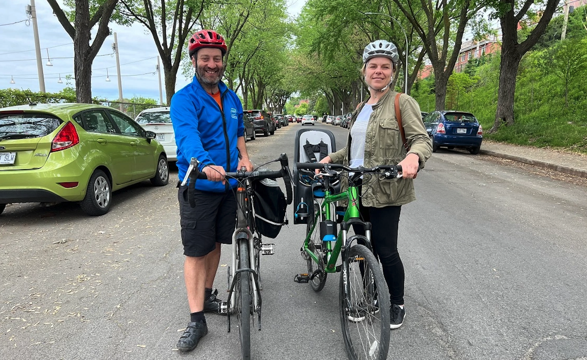 Jean-François Gagné et Julie-Anne Moreau avec leurs vélo sur la rue d'Amos.