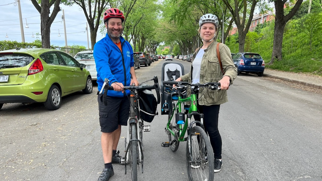 Jean-François Gagné et Julie-Anne Moreau avec leurs vélo sur la rue d'Amos.