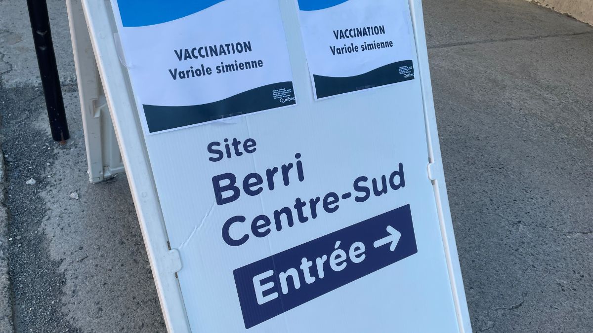 Site de vaccination contre la variole simienne sur le boulevard de Maisonneuve