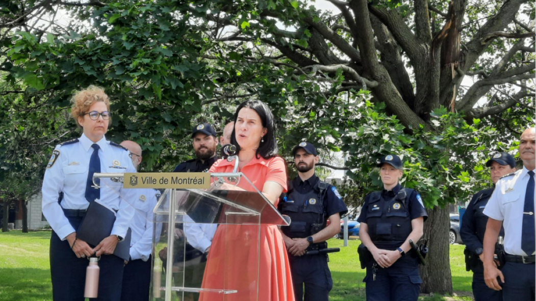 Sophie Roy, directrice par interim du SPVM, en a fait l'annonce aujourd'hui au poste de quartier 42, accompagnée de la mairesse Valérie Plante et du commandant de la Section des crimes majeurs, M. Paul Verreault.