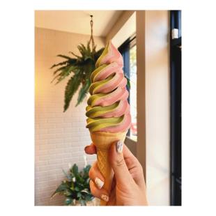 Crème glacée végétalienne au matcha et aux fraises du café Florence, dans Pointe-Saint-Charles