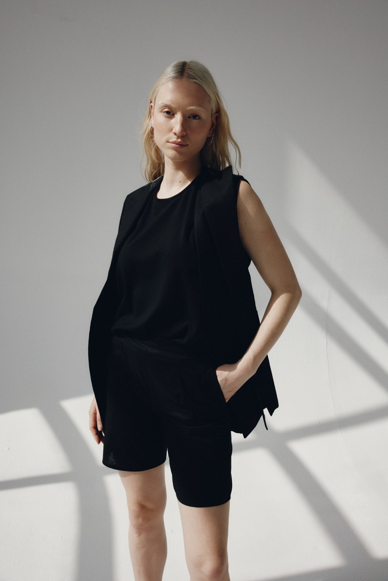 Short Billie, 315 $, et veste Swan, 790 $, d’Elisa C-Rossow, collection printemps-été 2022