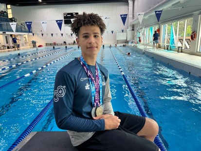 Jad Kissi devant la piscine