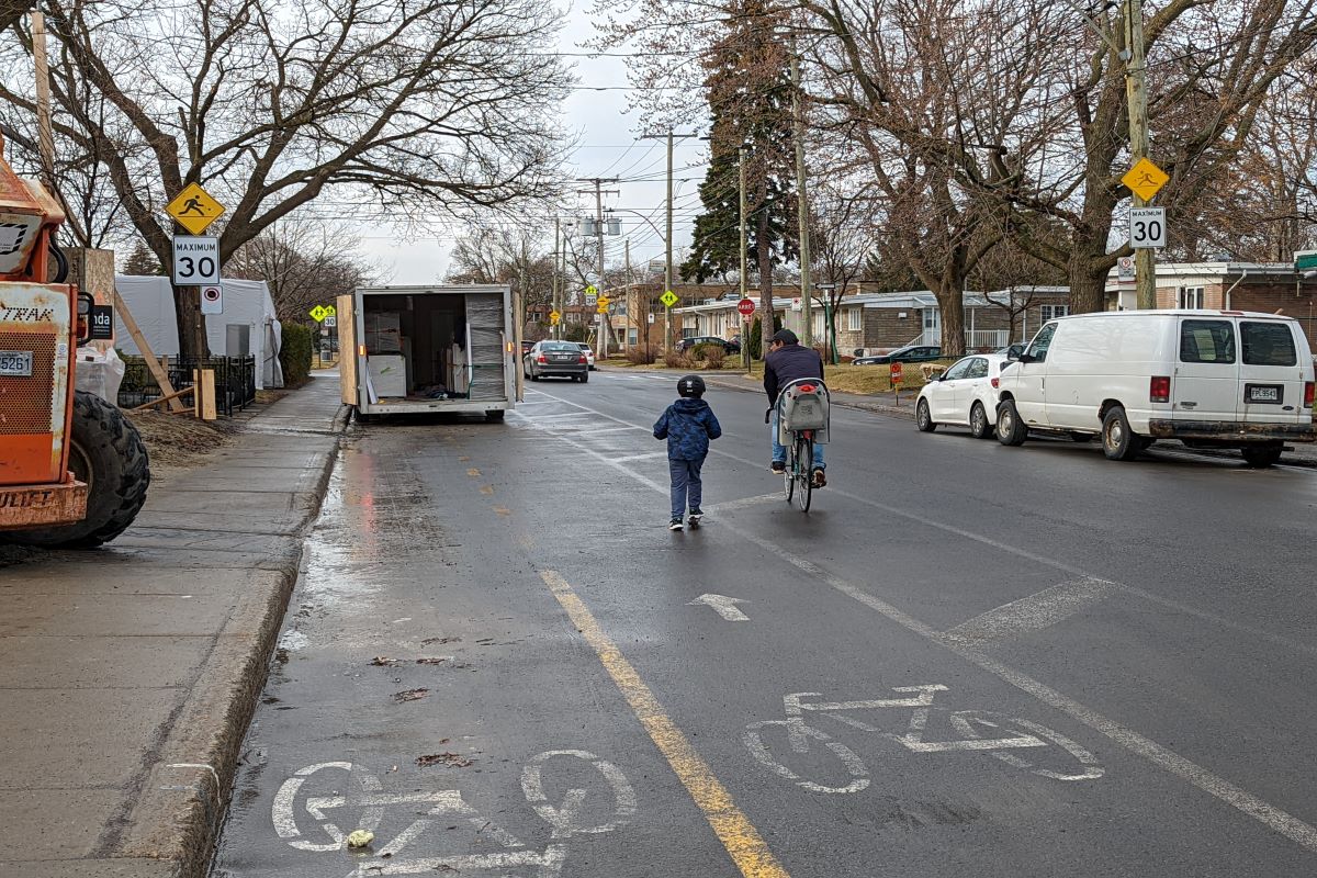 Piste cyclable stationnement