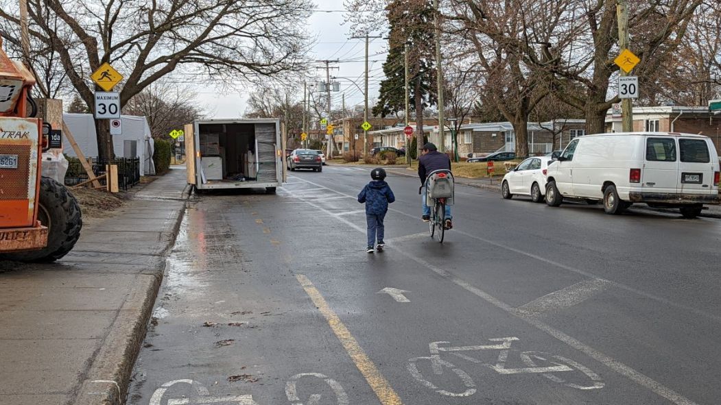 Piste cyclable stationnement