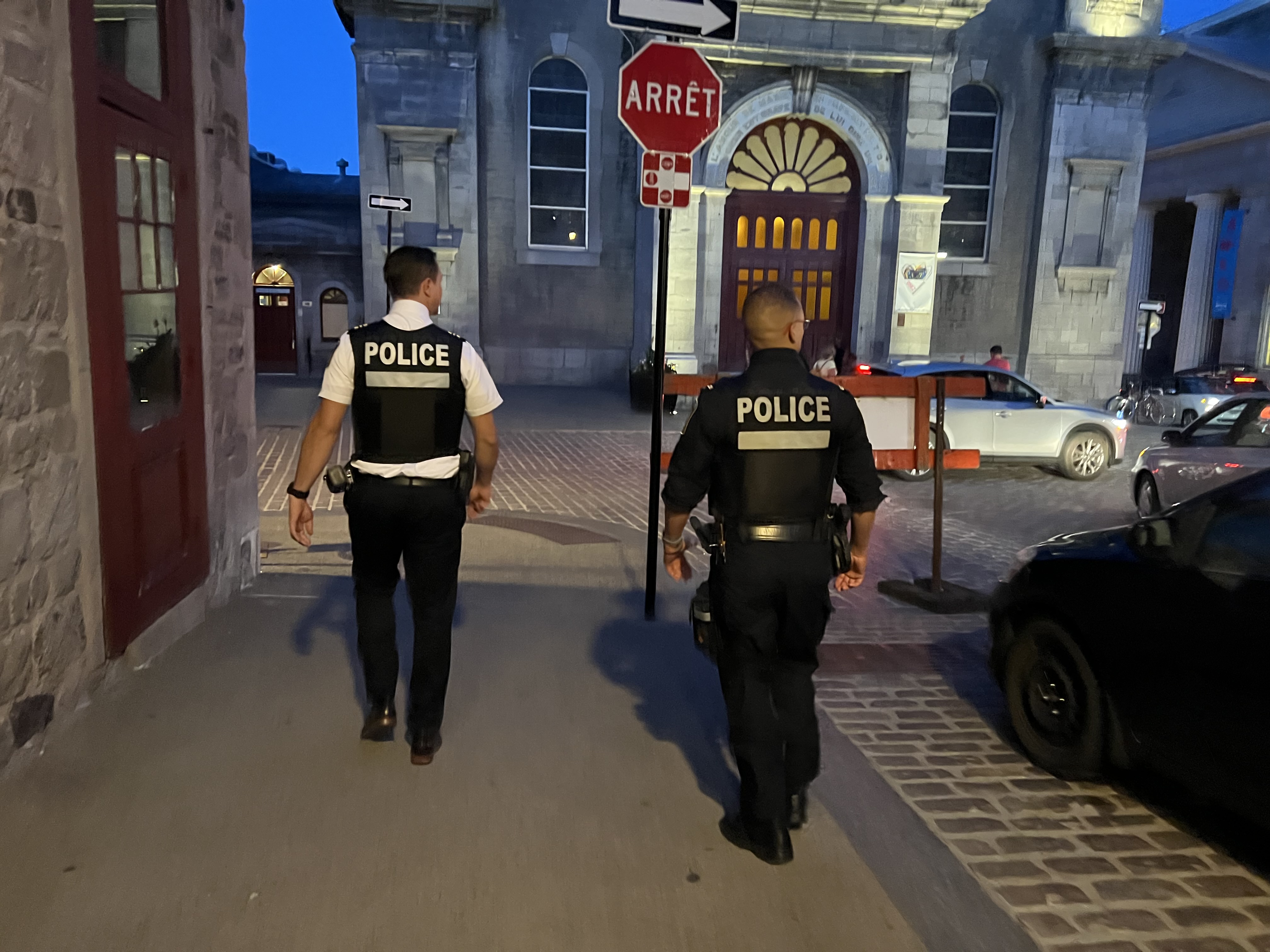 Le commandant Paradis et le sergent Blemur de dos.