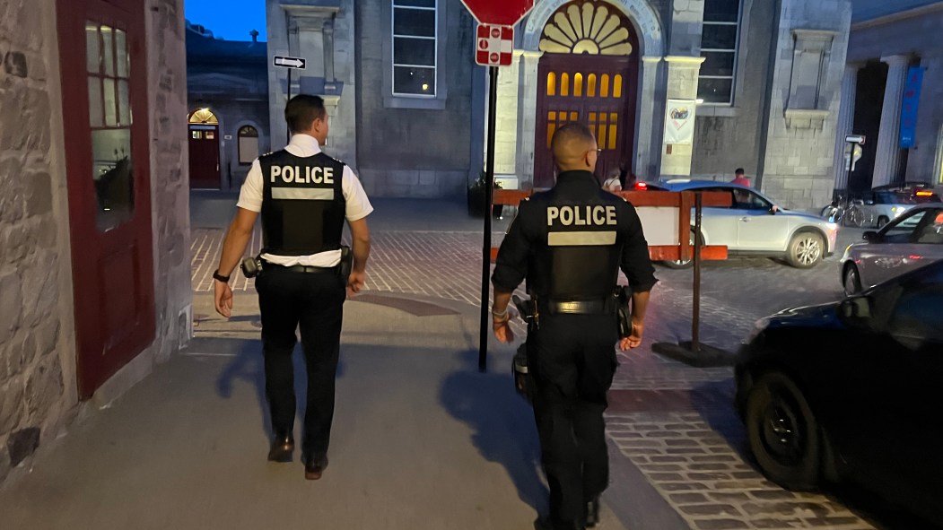 Le commandant Paradis et le sergent Blemur de dos.