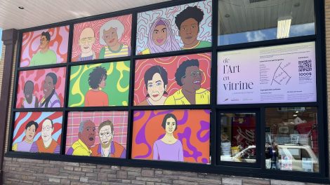 Les artistes exposent notamment sur la vitrine du marché Tradition de la rue de Charleroi.