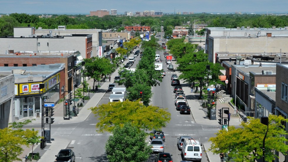 Le boulevard Décarie dans l'arrondissement de Saint-Laurent.