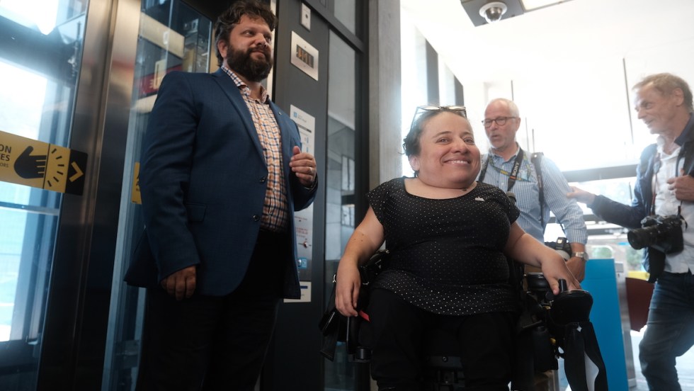 Au premier plan, Laurence Parent, vice-présidente de la STM et conseillère d'arrondissement du Plateau-Mont-Royal, avec à sa droite Eric Alan Caldwell, président du conseil d'administration de la STM.