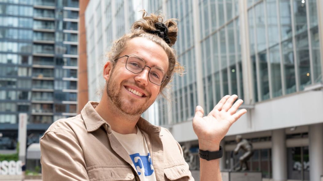 Mathieu Dufour prend la pose devant le Centre Bell pour Métro