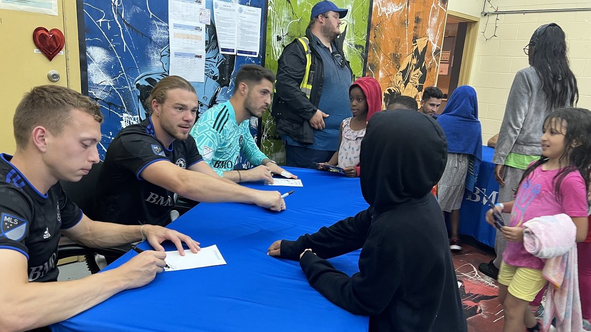 Les enfants des camps de jour des Fourchettes de l’espoir étaient nombreux à vouloir un autographe.