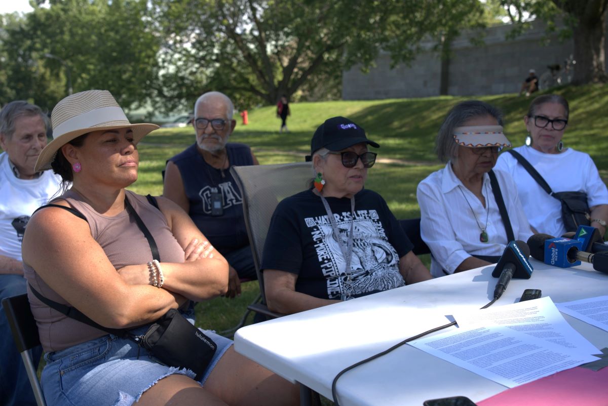 Les Mères Mohawks en conférence de presse au pied du Mont-Royal