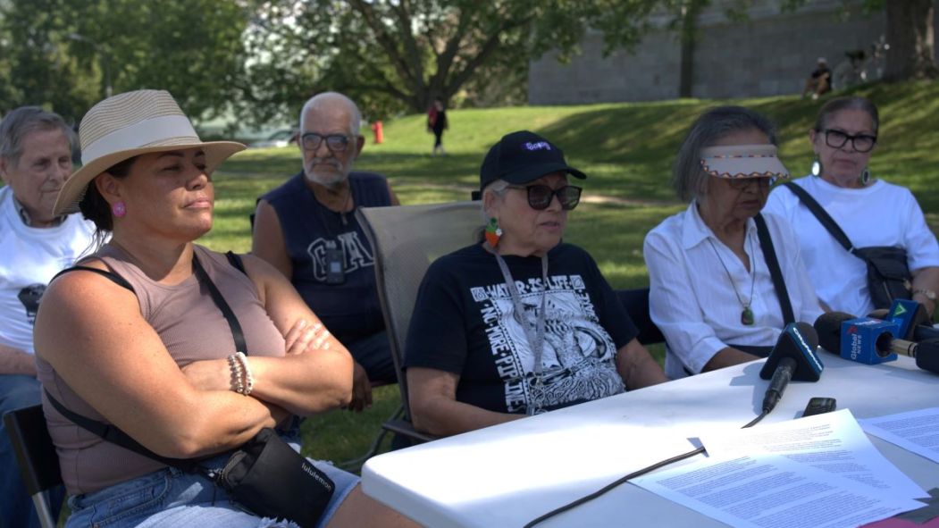 Les Mères Mohawks en conférence de presse au pied du Mont-Royal