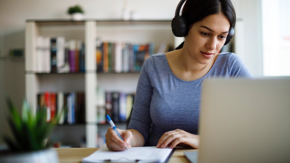 Les cours de français pour les travailleurs de professions réglementées seraient insuffisants selon un organisme anglophone.