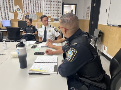 La soirée commence par un échange d'information.