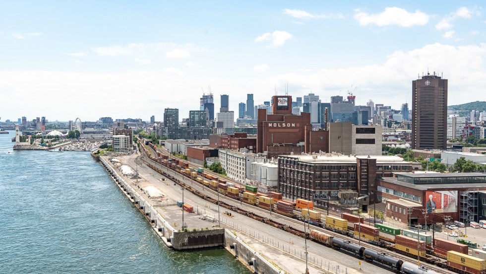 Vue du centre-ville de Montréal en été avec le Vieux-Port en premier plan.