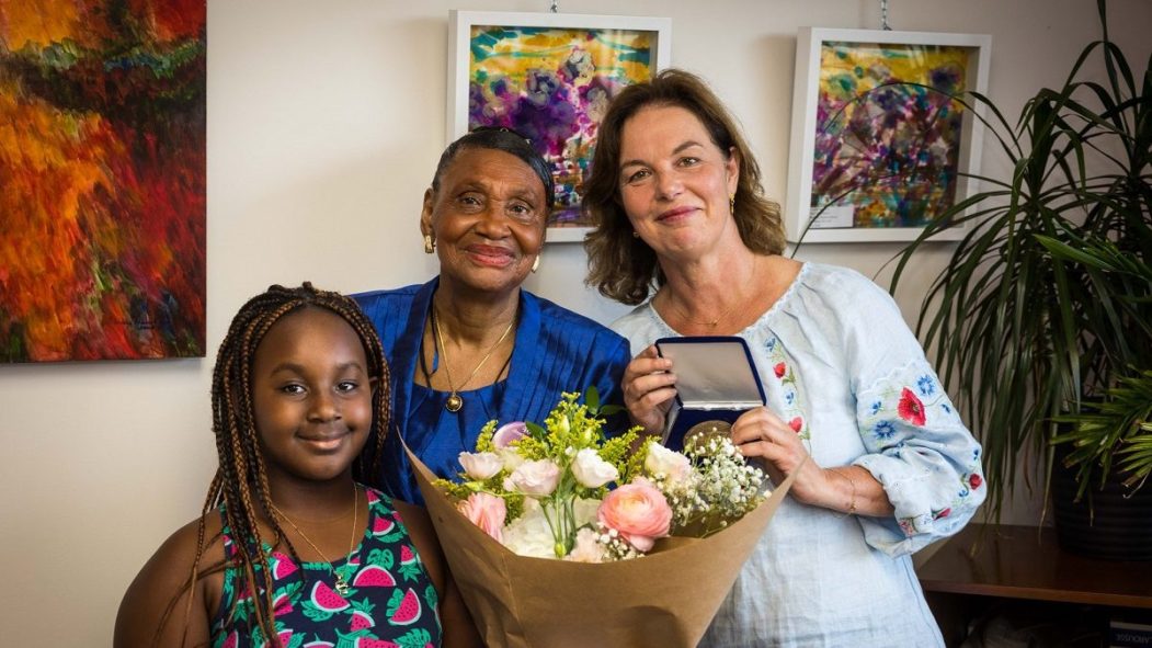 La députée libérale Paule Robitaille a notamment remis une médaille à Mme Pamphile, fondatrice des Pèlerins de Montréal-Nord.