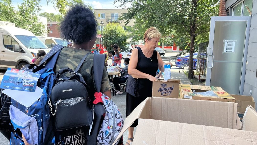 Brunilda Reyes distribue des denrées aux