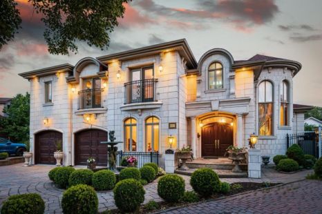 La demeure à vendre à 2.5 millions de dollars