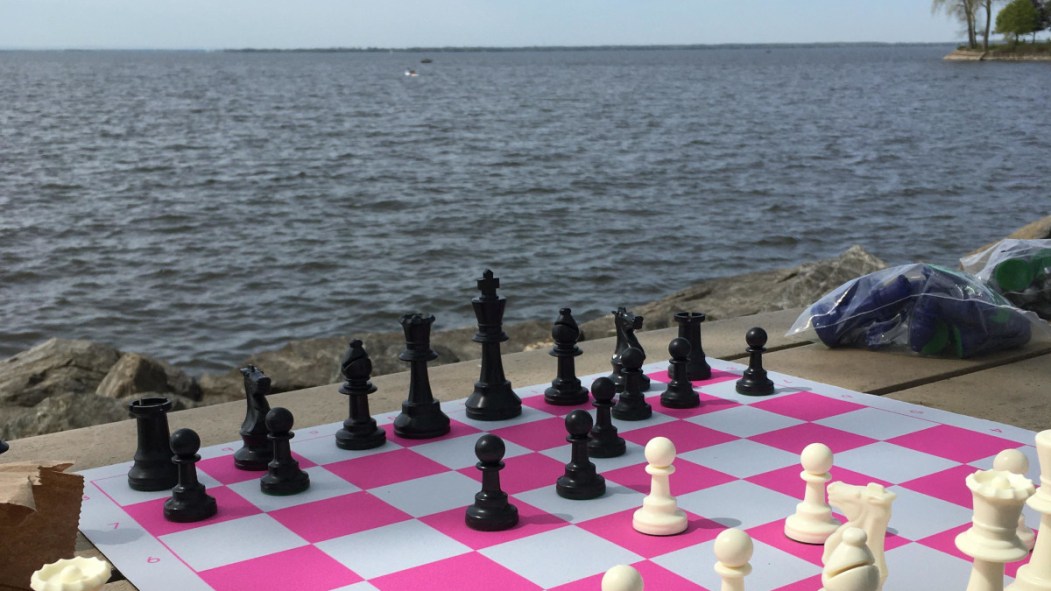 Un jeu d'échec au bord de l'eau.