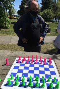 Le professeur d’échecs de la bibliothèque Benny à Notre-Dame-de-Grâce, Steve Rosenstein, réfléchissant à des ouvertures de jeu originales.