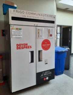 Le frigo communautaire, dont les victuailles sont à la disposition de tous, est situé dans le pavillon du parc Wilfrid-Bastien.
