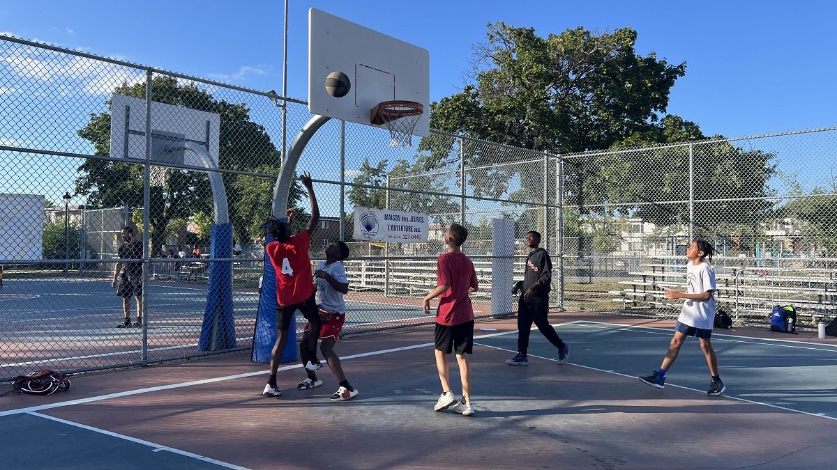 Des jeunes de Montréal-Nord jouant au basketball