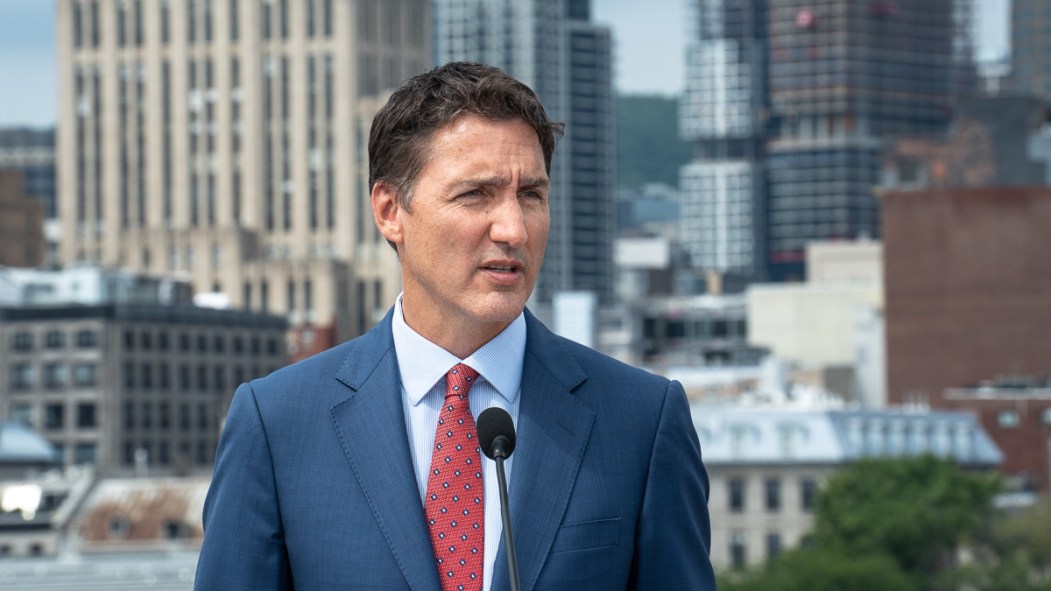 Justin Trudeau premier ministre du Canada, devant des édifices du Vieux Montréal.