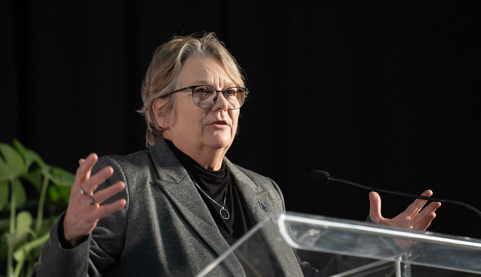 Chantal Rouleau, députée sortante de Pointe-aux-Trembles, devant un lutrin lors d'un discours sur le REM de l'Est