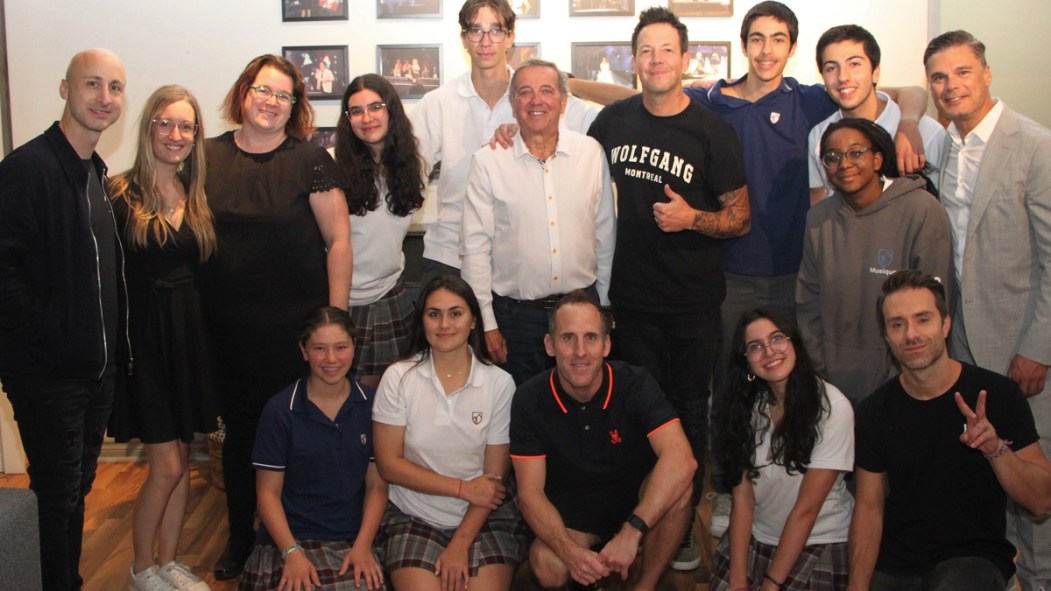 Les membres de Simple Plan, des étudiants du Collège beaubois et la direction du Collège