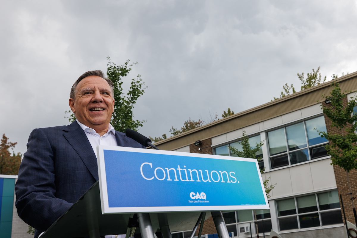 François Legault, chef de la CAQ, pendant un arrêt à Laval dans le cadre des élections 2022