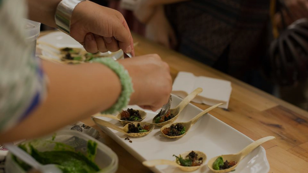 Les mains d'un artisan à la foire de l'alimentation responsable Le Goût du changement, à Montréal.