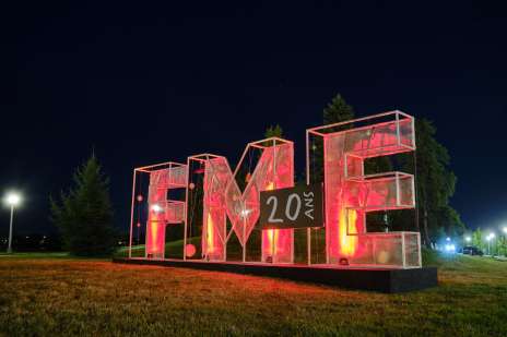 Cette installation célébrant les 20 ans du Festival de musique émergente se dresse à côté de la scène de La Guinguette chez Edmund. 