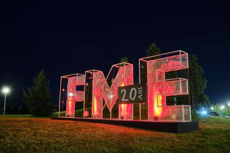 Cette installation célébrant les 20 ans du Festival de musique émergente se dresse à côté de la scène de La Guinguette chez Edmund. 