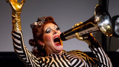 Pearle Harbour vous attend au Festival des clowns de Montréal, qui se déroulera du 29 septembre au 2 octobre.