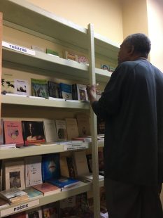 Pierre-Roland Bain, dans la librairie du KEPKAA.