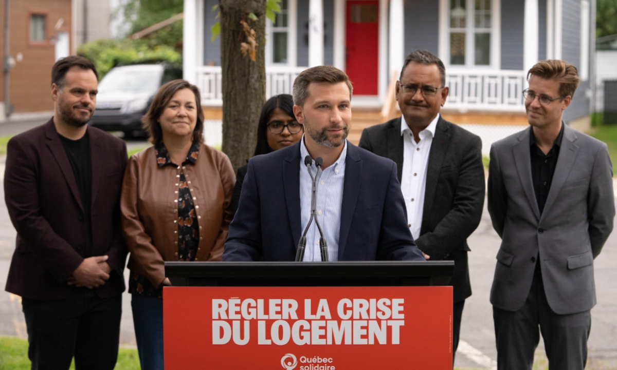 Gabriel Nadeau-Dubois lors d'un point de presse à Longueil